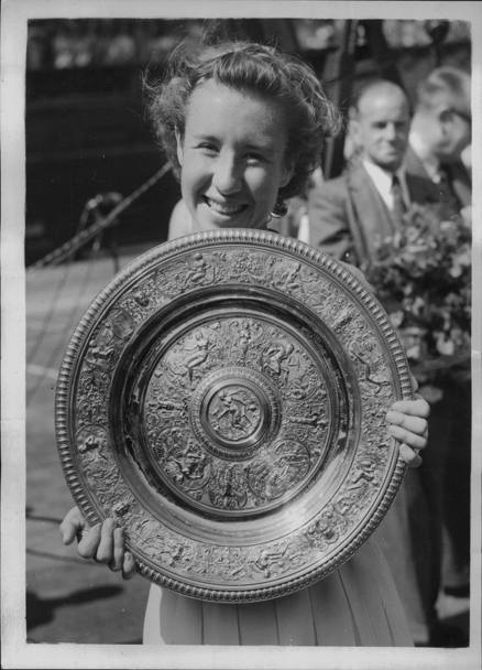 Con il suo primo trofeo conquistato a Wimbledon nel 1952 (Keystone)